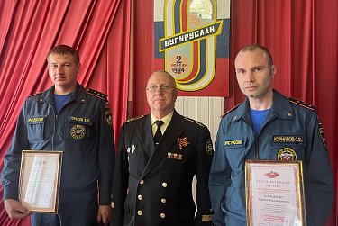 Поздравления принимают пожарные